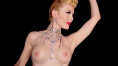 Shining burlesque babe reveals her boobs